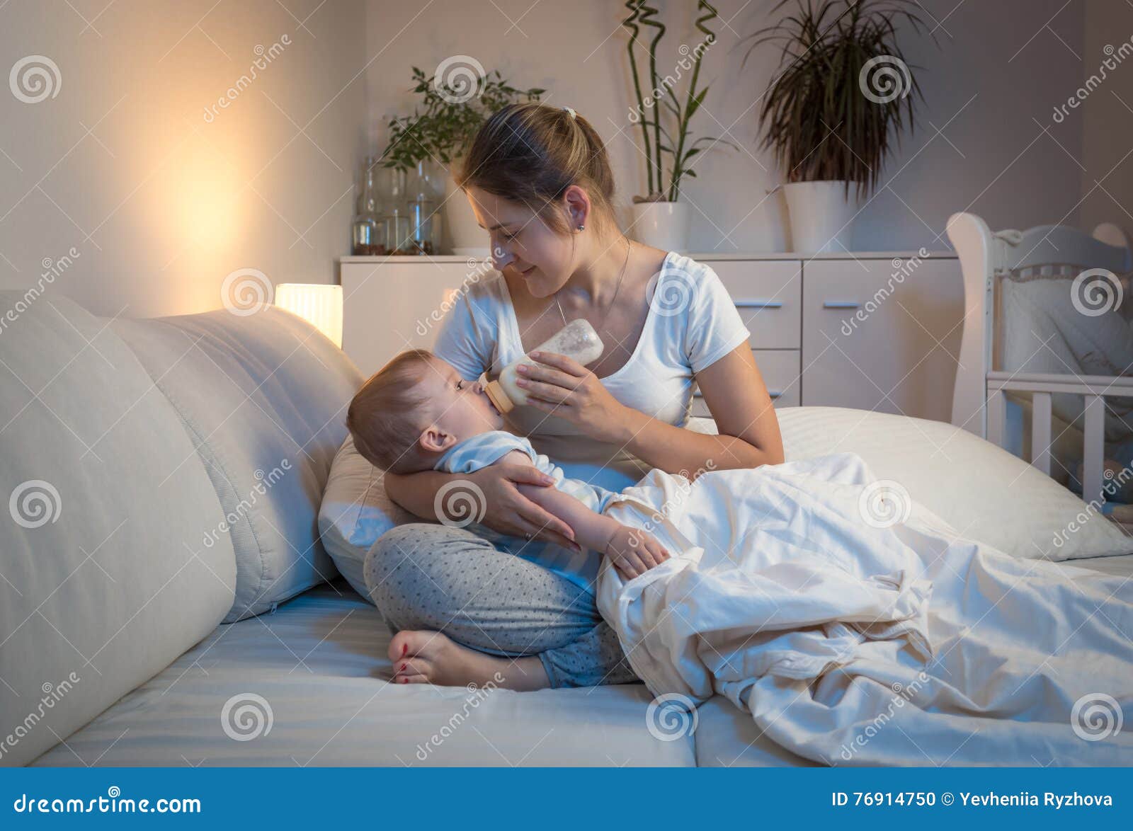Mom And Dad Breastfeed The Child Together Picture And HD Photos | Free Download On Lovepik