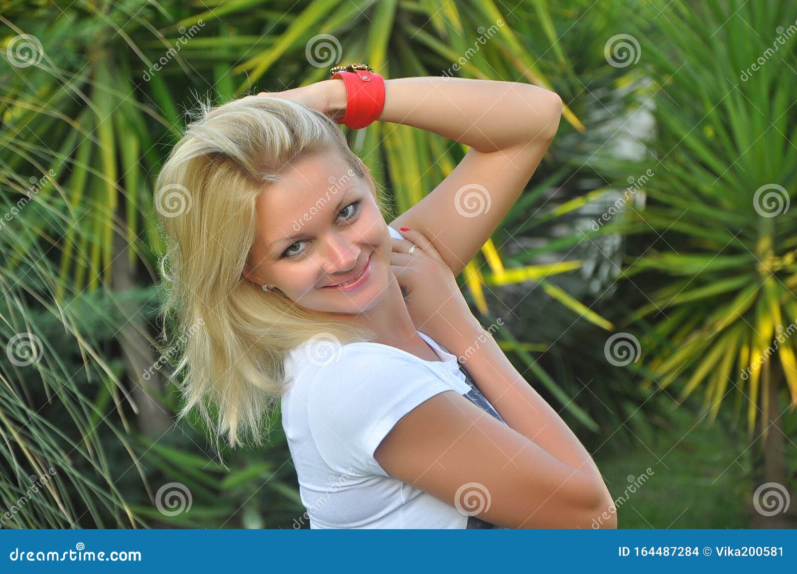 https://thumbs.dreamstime.com/z/portrait-beautiful-young-blonde-girl-classical-slavic-appearance-russian-beauty-slender-figure-beautiful-woman-164487284.jpg