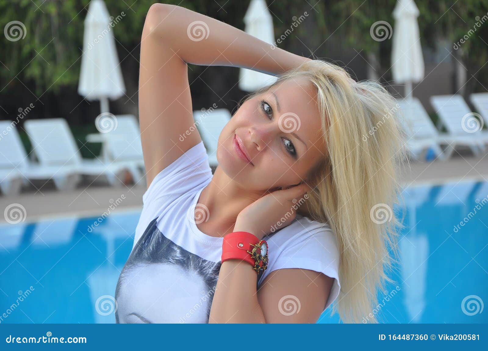 https://thumbs.dreamstime.com/z/portrait-beautiful-young-blonde-girl-classical-slavic-appearance-russian-beauty-slender-figure-beautiful-woman-164487360.jpg