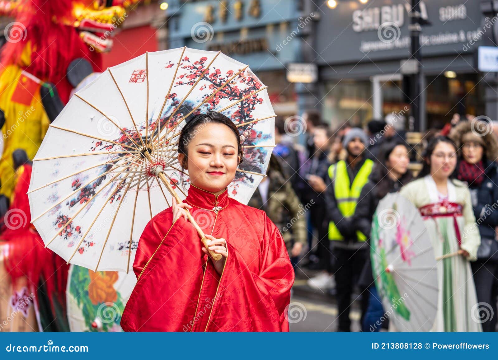 Portrait of Beautiful Young Chinese Women Wear in Traditional Chinese ...