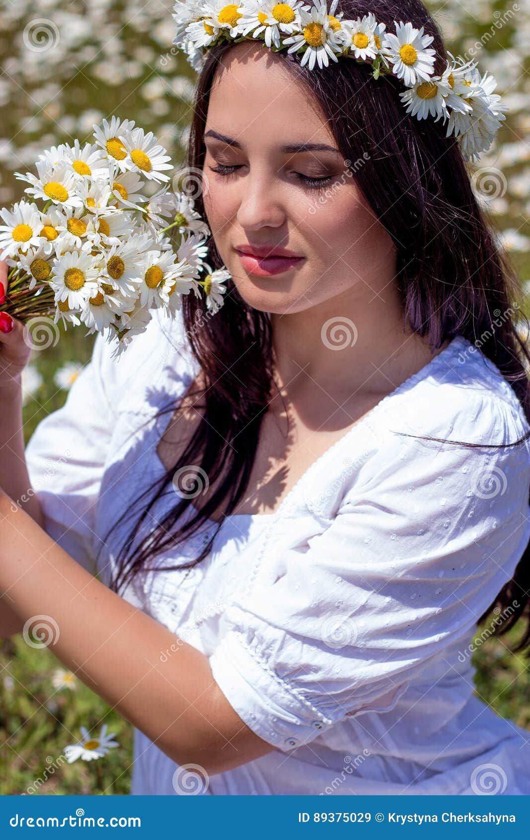 Portrait of a Beautiful Young Woman in Chamomile Field. Happy Girl ...