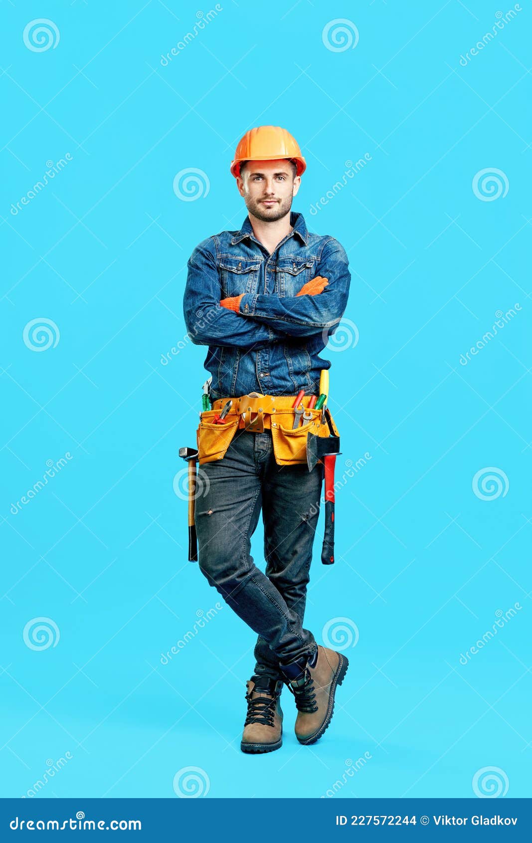 Portrait Complet D'un Beau Ouvrier De Construction Homme Confiant Avec Bras  Croisés Photo stock - Image du beau, masculin: 227572244