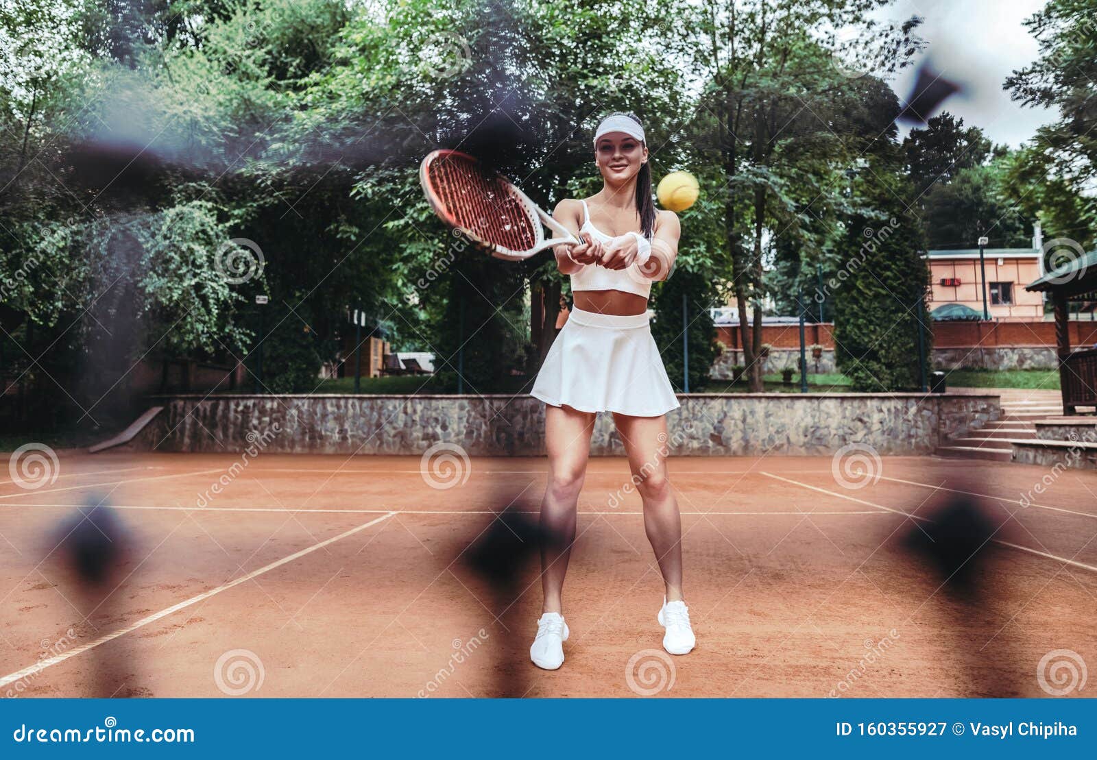 Jeune Femme Joueuse De Tennis Sur Le Court