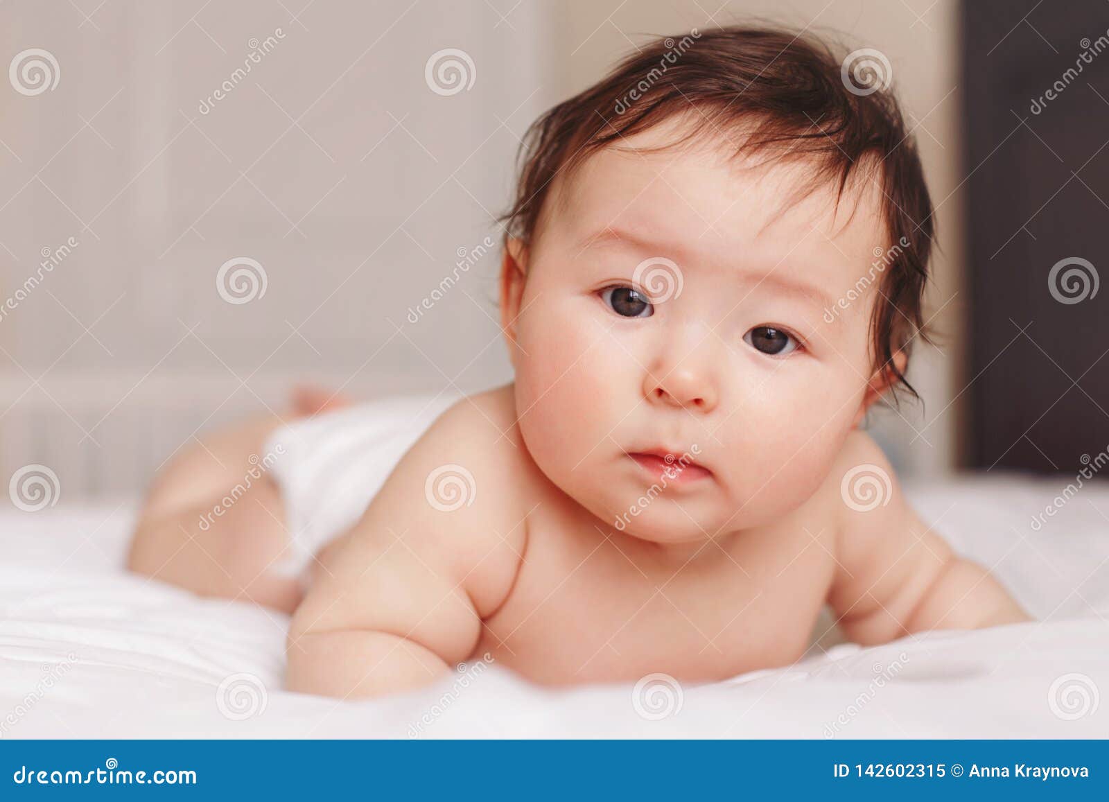 skrig ødelagte Regenerativ Asian Mixed Race Baby Girl Four Months Old Lying on Tummy on Bed in Bedroom  Looking in Camera Stock Image - Image of aware, chinese: 142602315