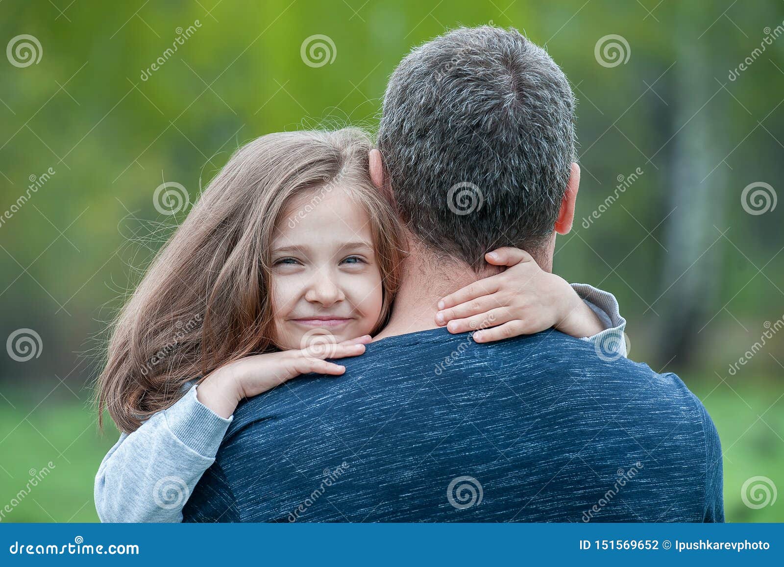 Отцы р дочери. Объятия с папой. Девушка обнимает отца. Объятия отца и дочери. Девочка обнимает папу.