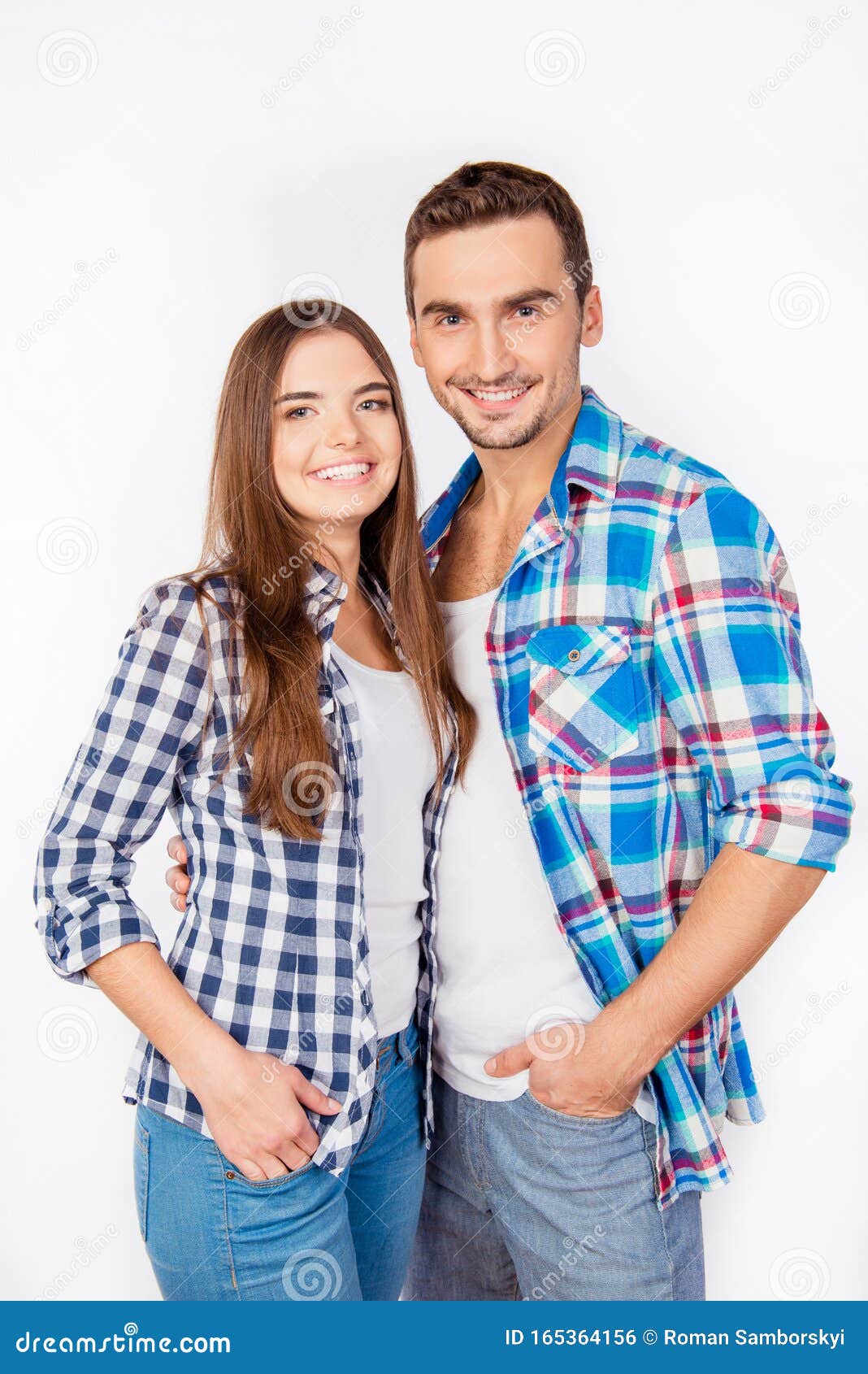 Обнимать рубашку. Фотосессия пары в клетчатых рубашках. Мужчина и две девушки в клетчатых рубашках. Молодая пара молодой человек девушка в белых джинсах.