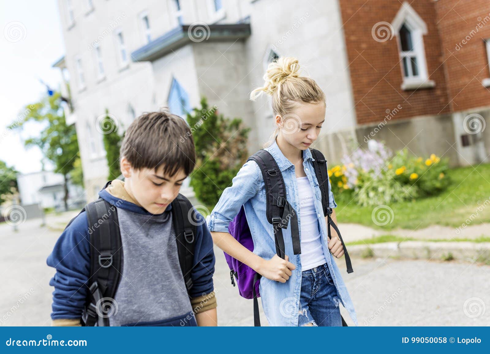 Un Portrait De L'école 10 Ans Garçon Et Fille S'amuser Dehors