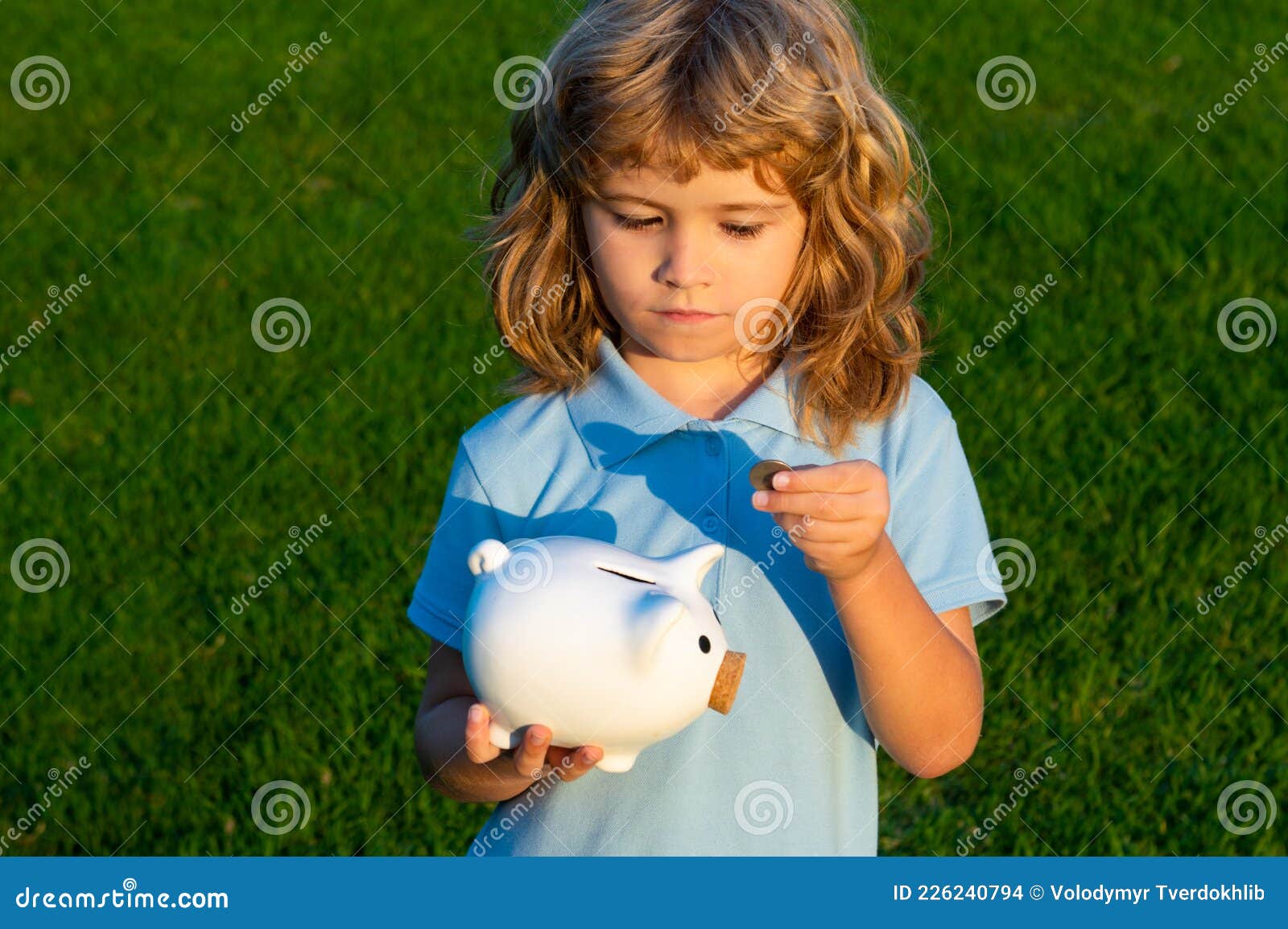 Portrait D'enfant Mignon Garçon Avec Tirelire. Concept D'économie