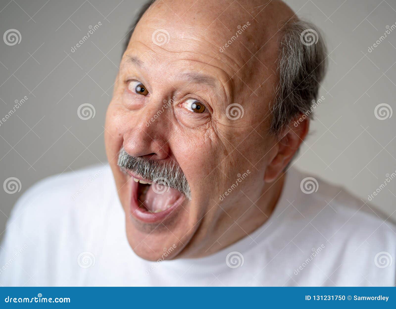 Gratuit Images Portrait D Homme Superieur Comique Et Fol Avec Le Visage Drole actualisé salutations