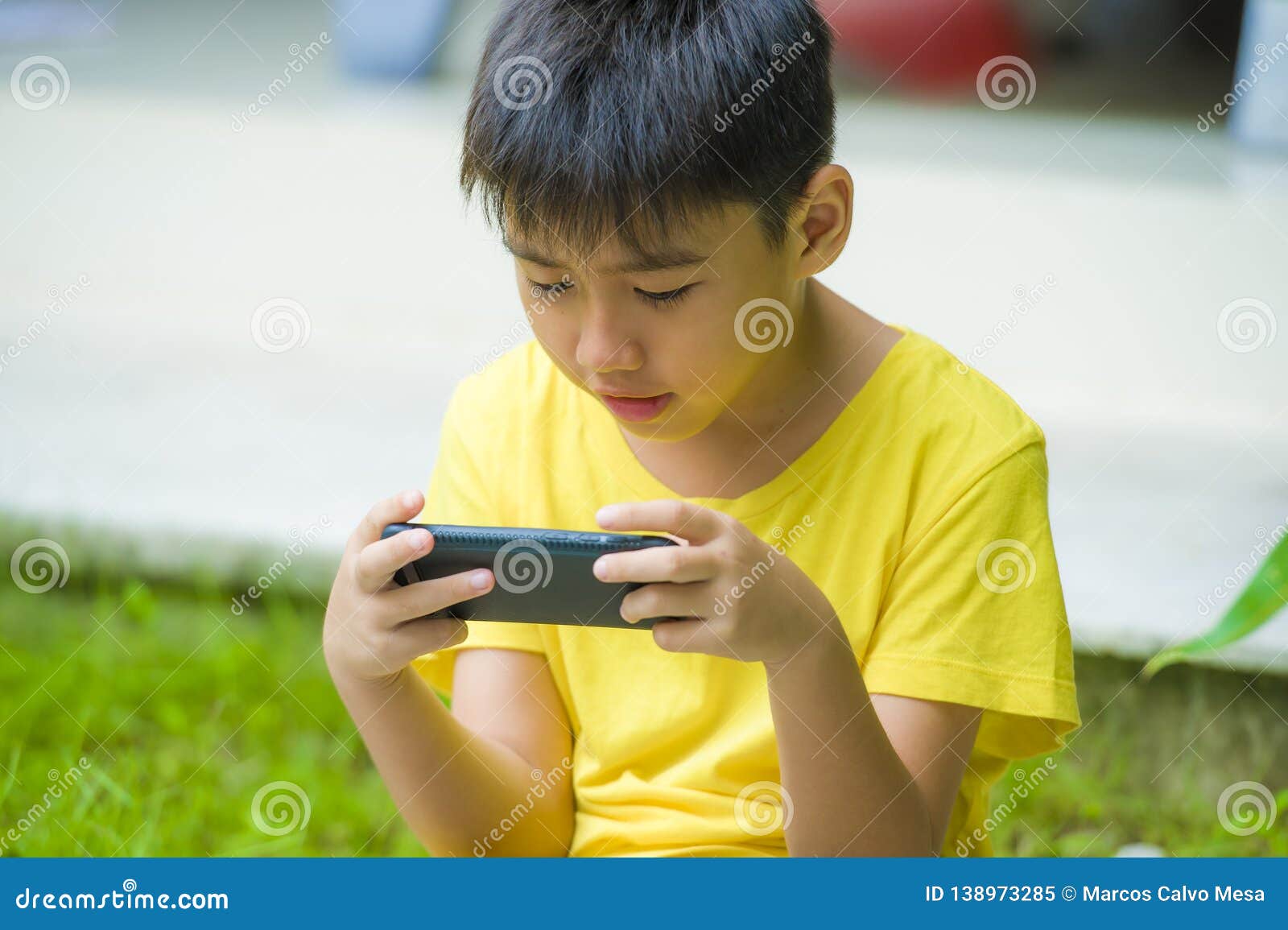 Portrait D'isolement De Mode De Vie De 7 Ou 8 Années Jeu Focalisé Et  Concentré D'enfant Asiatique Avec Le Téléphone Portable Deho Image stock -  Image du concentré, gosse: 138973285