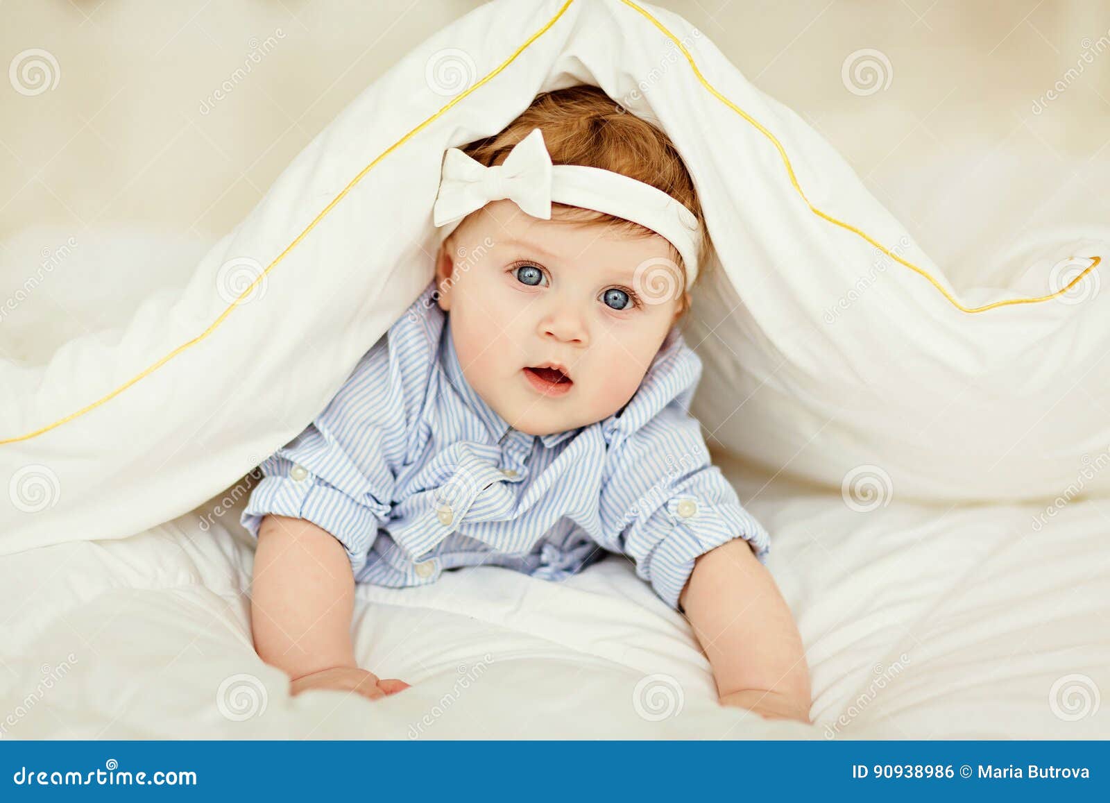 Portrait D Un Bebe De Petite Fille Avec Des Yeux Bleus Dans Un Bleu Raye Photo Stock Image Du Adorable Humain Portrait D Un Bebe De Petite Fille Avec Des Yeux Bleus Dans Un Bleu Raye Photo Stock Image Du Adorable Humain