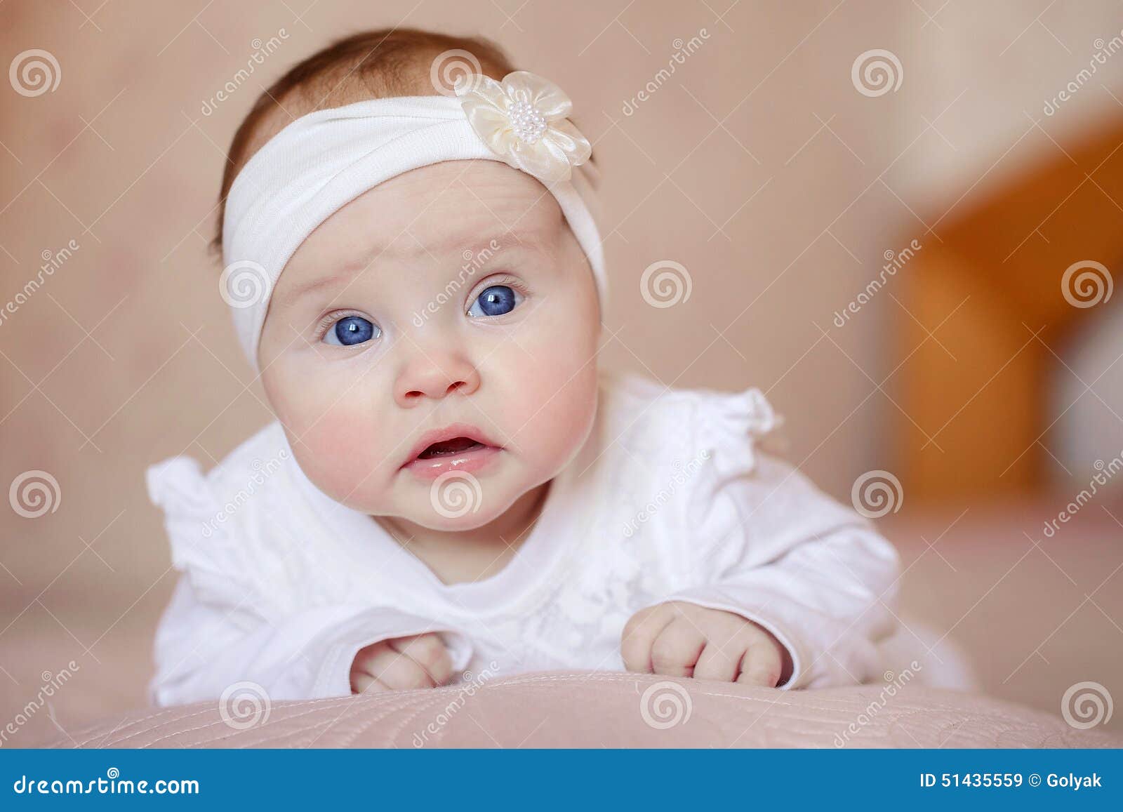 Portrait D Un Bebe Mignon De Bebe De 3 Mois Se Trouvant Sur Une Couverture Image Stock Image Du Robe Innocence Portrait D Un Bebe Mignon De Bebe De 3 Mois Se Trouvant Sur Une Couverture Image Stock Image Du Robe Innocence