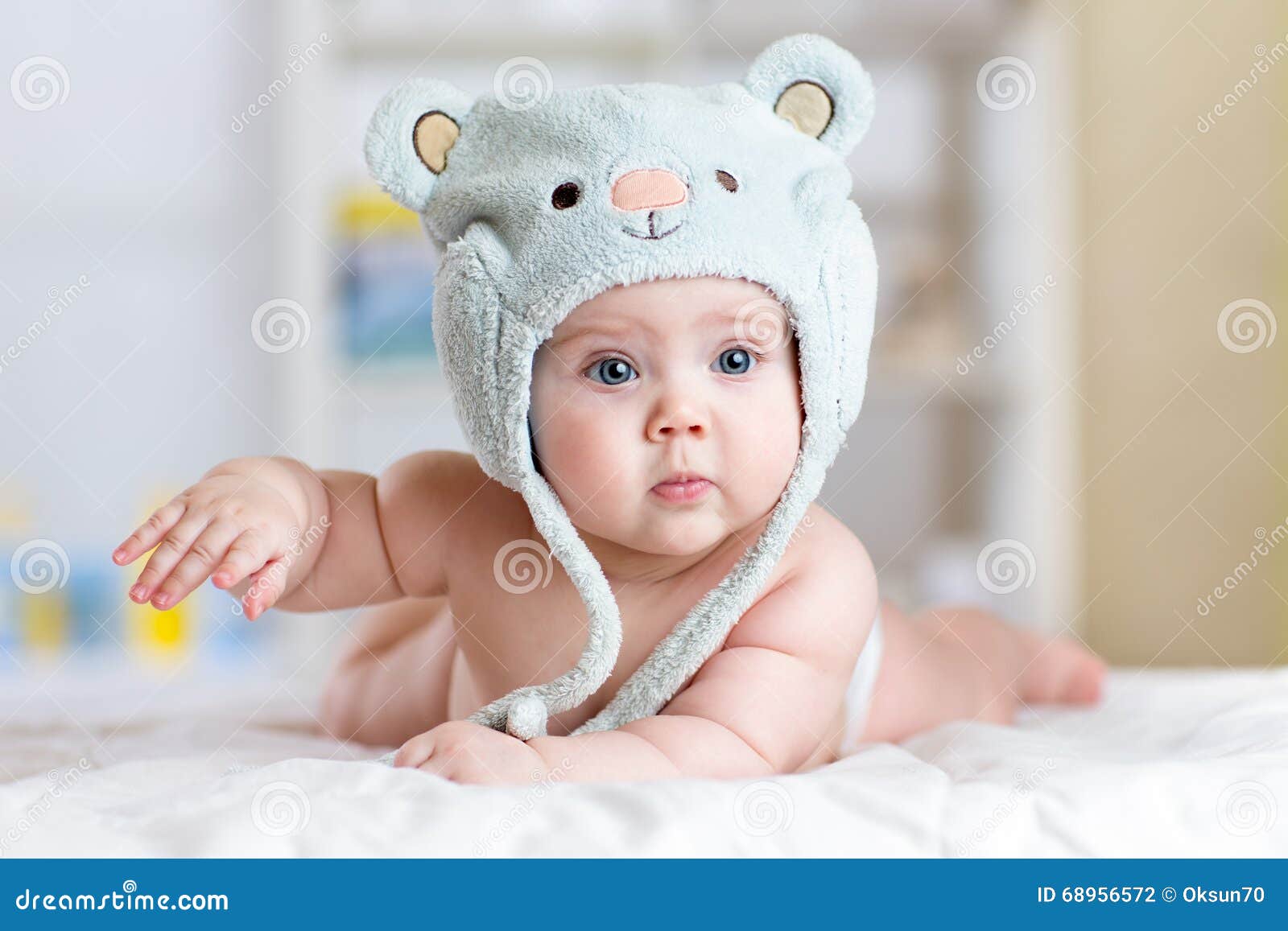 Portrait D Un Bebe Mignon De 5 Mois Se Couchant Sur Une Couverture Photo Stock Image Du Bati Soin Portrait D Un Bebe Mignon De 5 Mois Se Couchant Sur Une Couverture Photo Stock Image Du Bati Soin