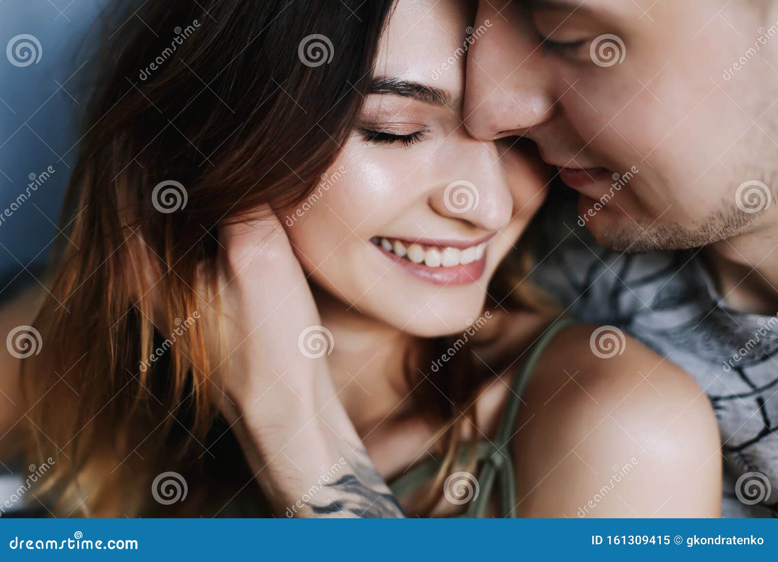 Portrait D Un Couple En Baisers Un Jeune Couple Profondement Amoureux Partageant Un Baiser Romantique Une Vue De Profil De Leurs Image Stock Image Du Famille Mensonge