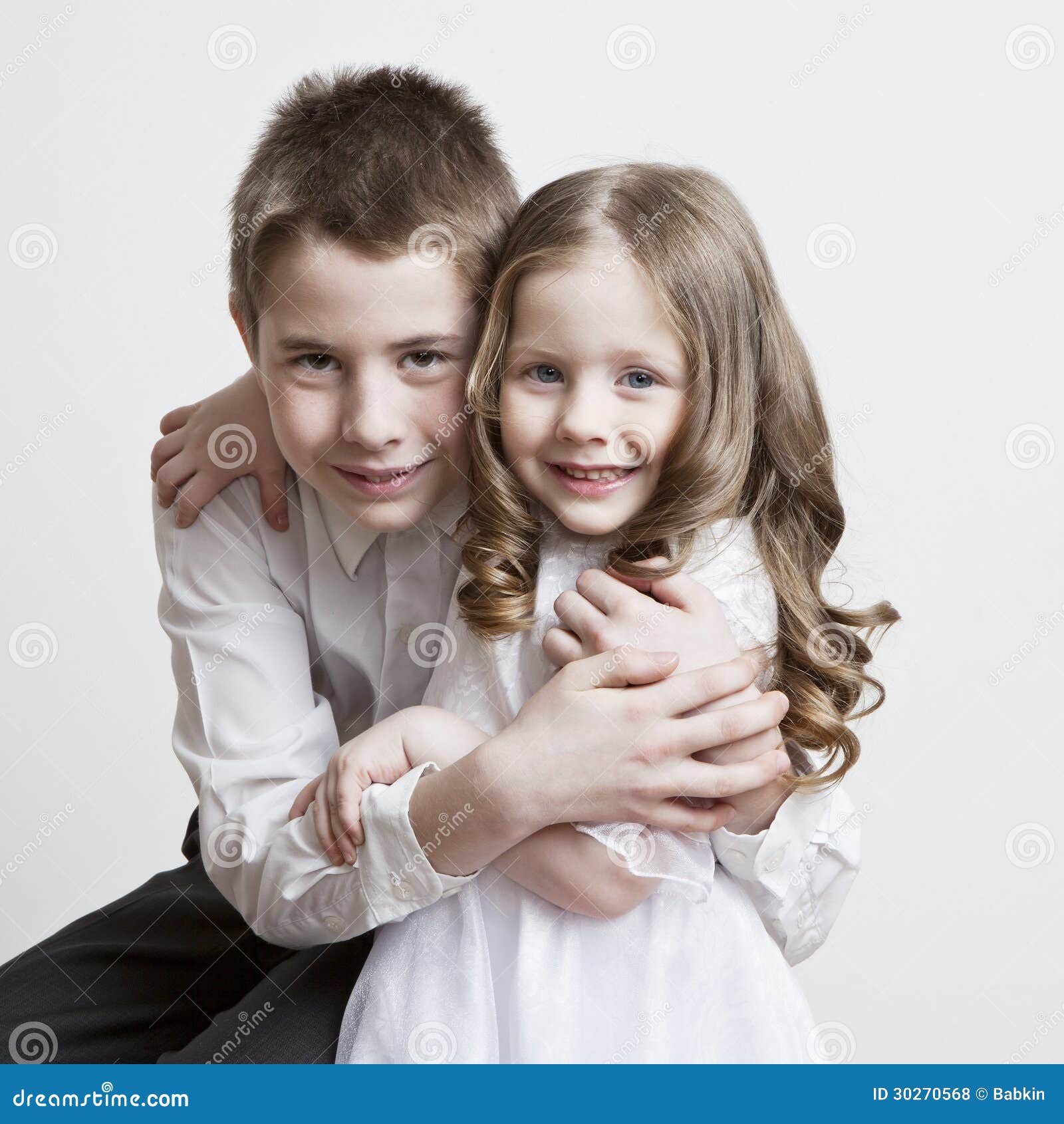 Portrait D Un Enfant L Amour Du Frere Et Soeur Dans Des Ses Bras Photo Stock Image Du Drole Rire