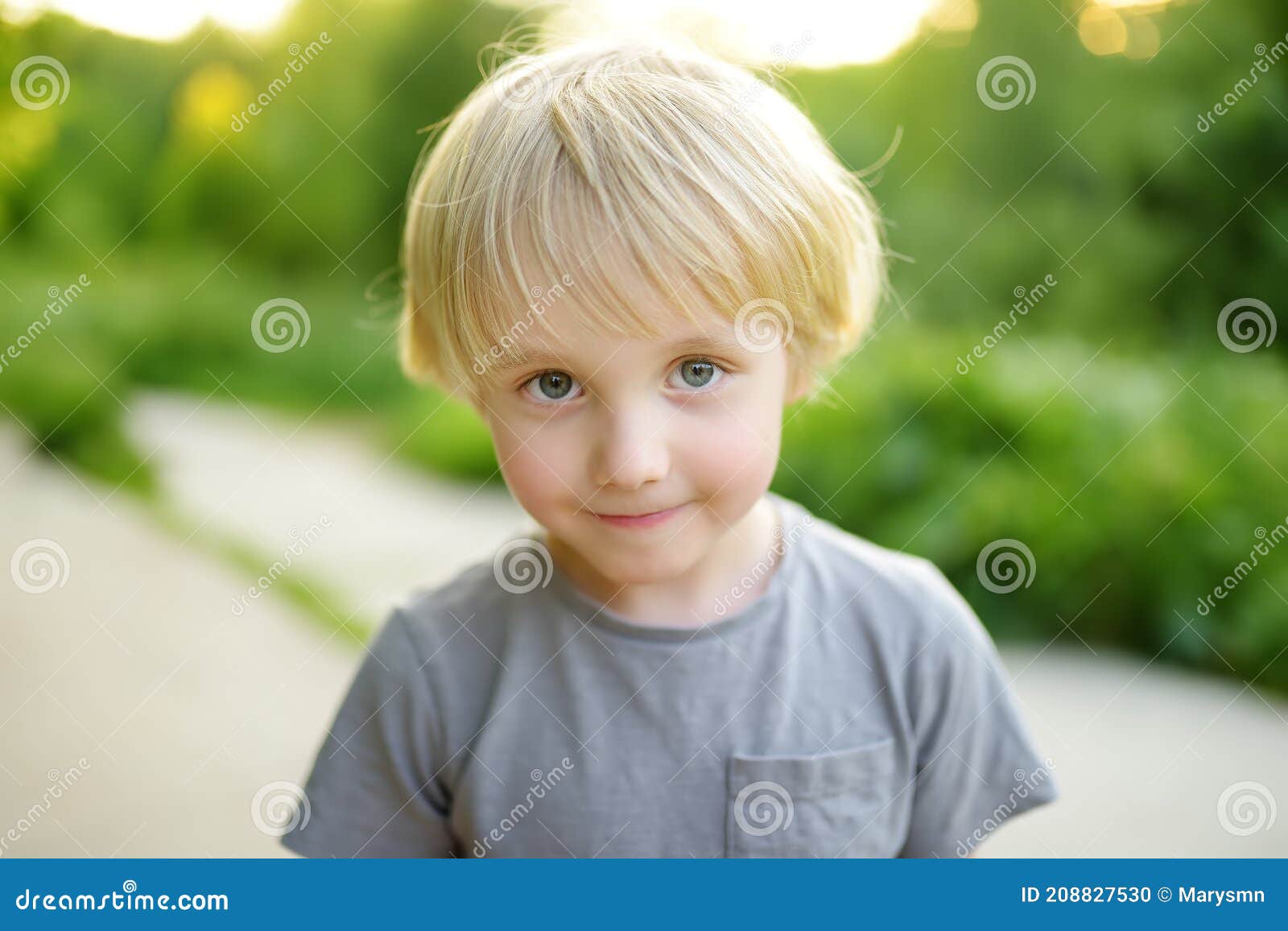 Portrait D Un Garcon Blond Aux Yeux Verts Mignon Des Eleves Du Cours Preparatoire Enfant Marchant Dans Le Parc Public Le Jour D E Photo Stock Image Du Caucasien Marche