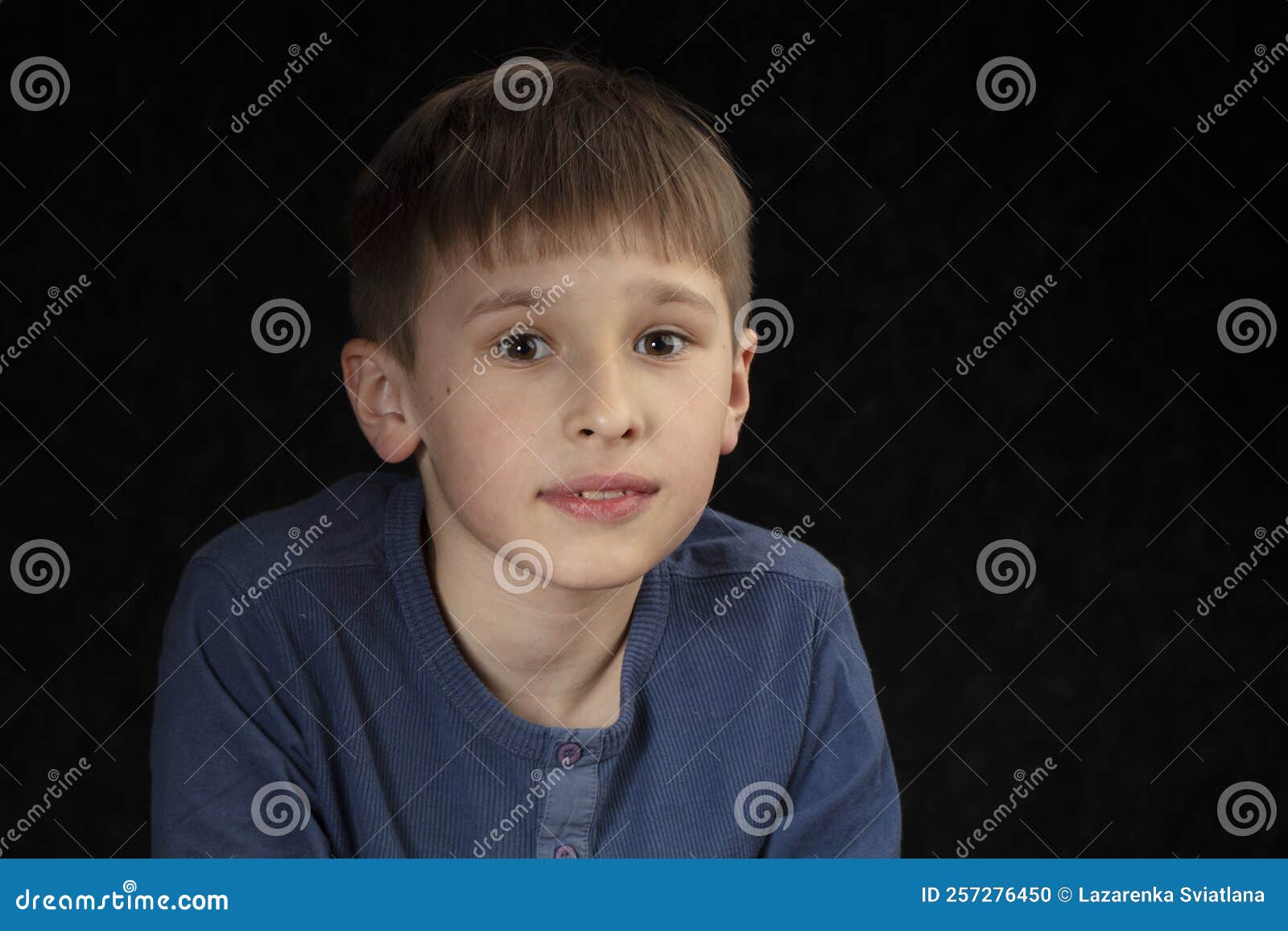 Portrait D'un Garçon De 10 Ans Aux Cheveux Roux Pensif Assis