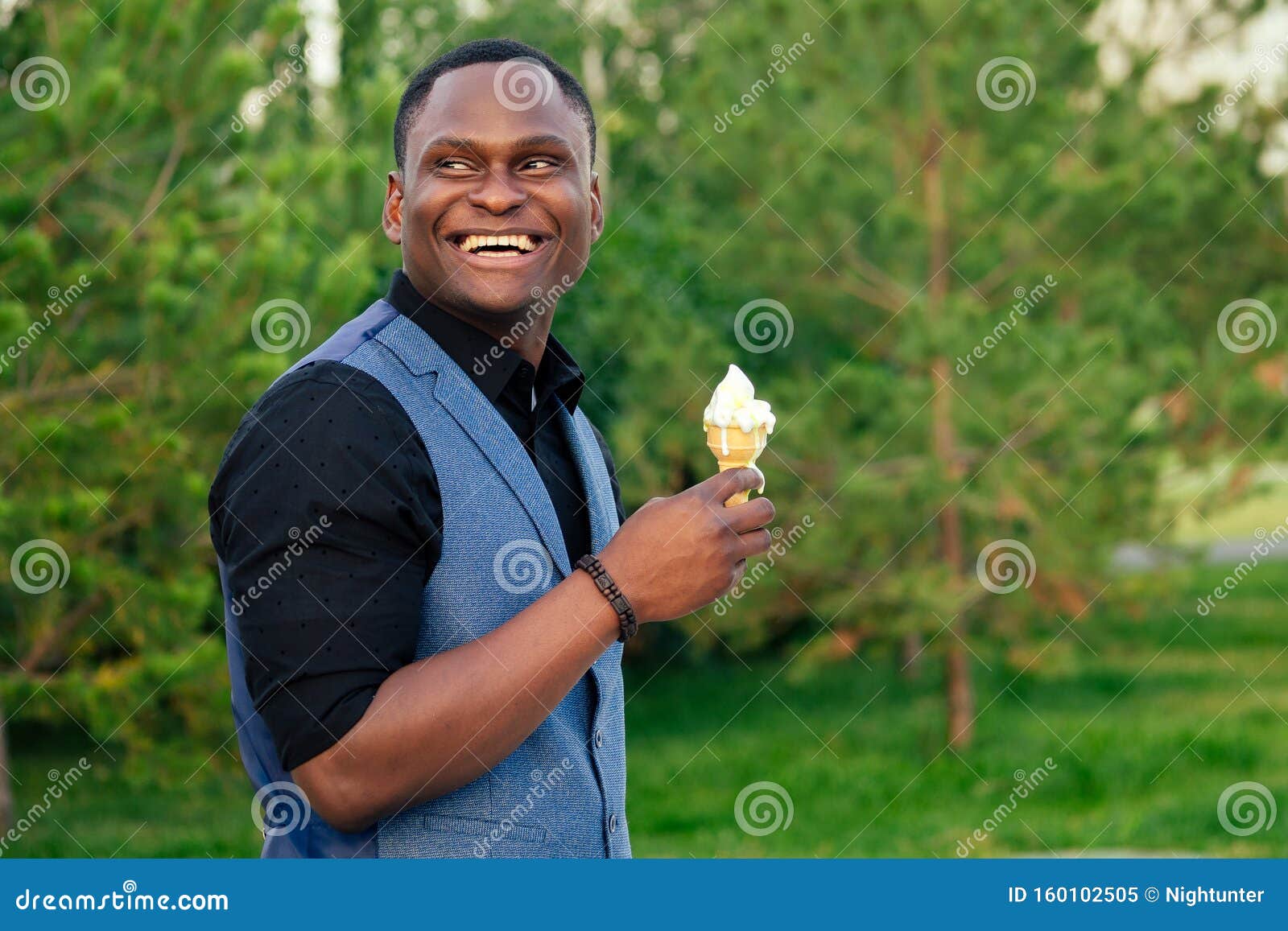 Portrait D un Jeune Et Beau Mannequin De Style Afro americain Habille D un Costume Bleu elegant Dans Un Parc D ete Image stock Image du masculin frais 160102505
