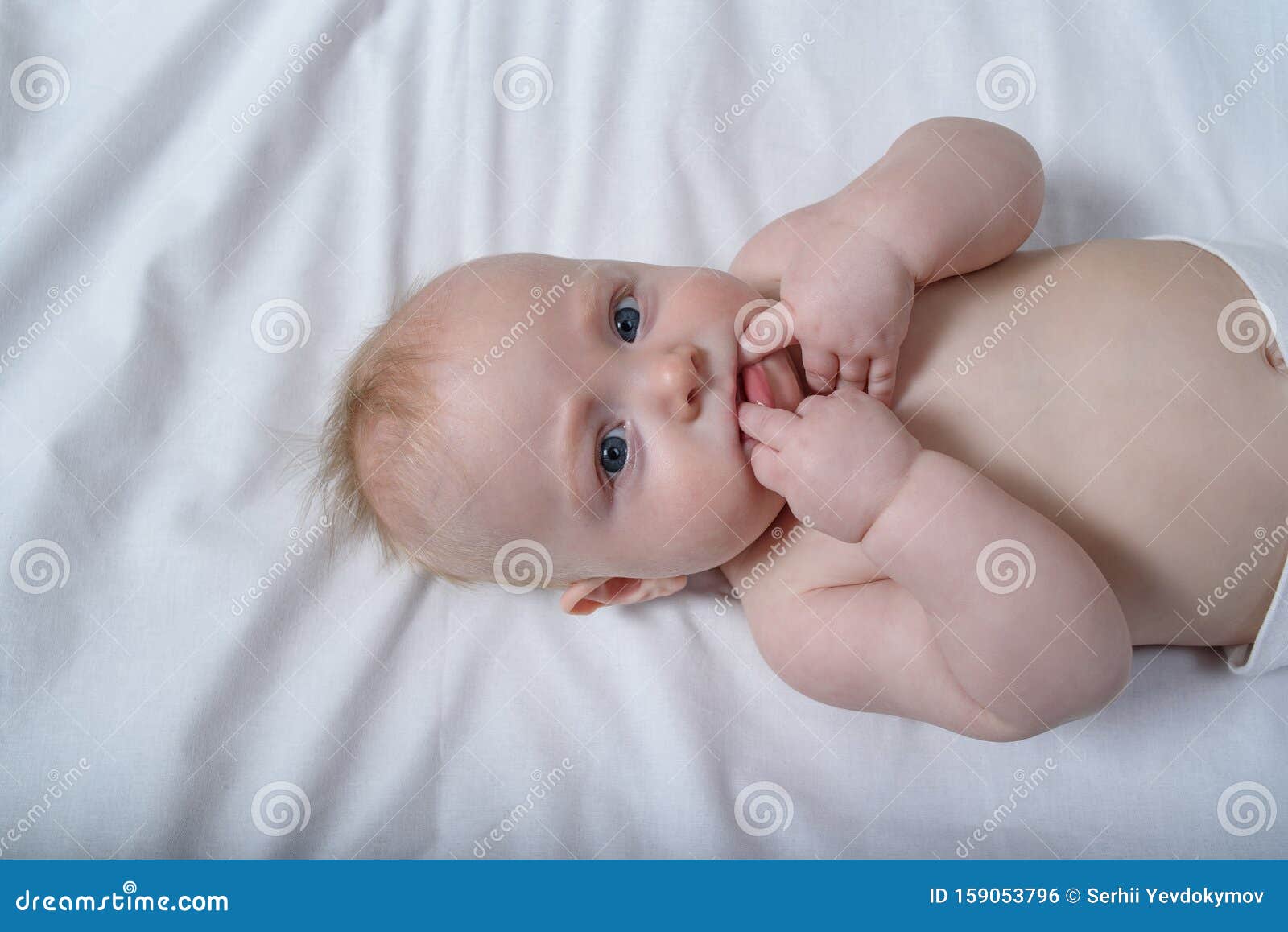 Portrait D Un Mignon Bebe Blond Avec Des Doigts Dans La Bouche Feuille Blanche Vue Superieure Photo Stock Image Du Impressionnant Sain