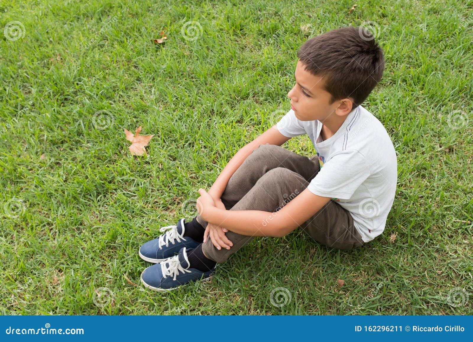 Portrait De Groupe De Mignons 8 Ans Enfants Assis Isolé Sur Blanc