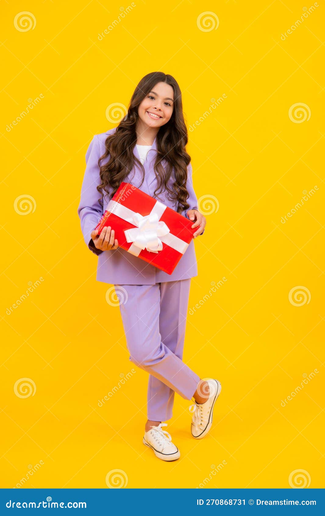 belle fille échange des cadeaux pour le nouvel an. 11389013 Photo