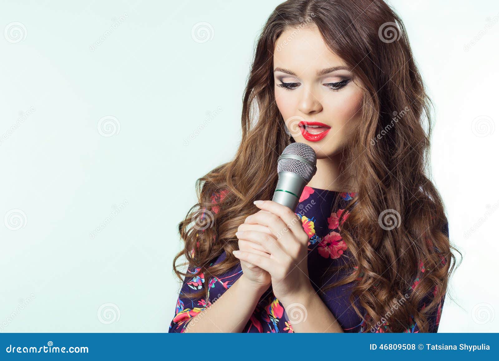 portrait de belle fille chantant avec microphone karaoké 16402139