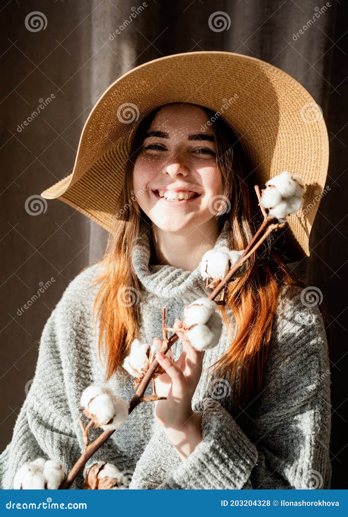 Portrait D'une Belle Jeune Femme Dans Un Chapeau De Paille Avec Un