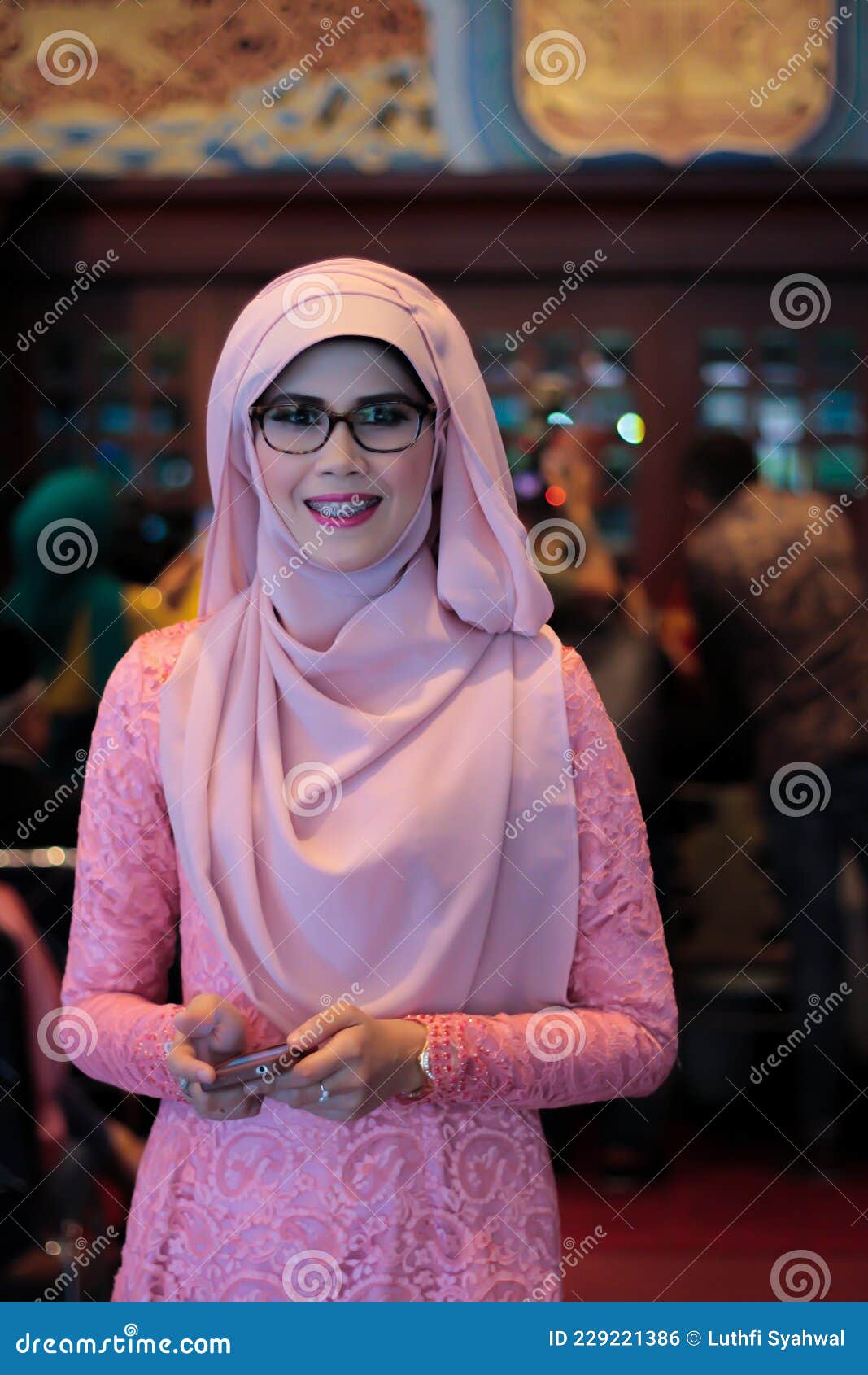 Portrait D une Belle Jeune Femme Musulmane Asiatique a La Fete De Mariage Avec Lunettes En Robe Rose Et Hijab Photo stock Image du evenement femelle 229221386