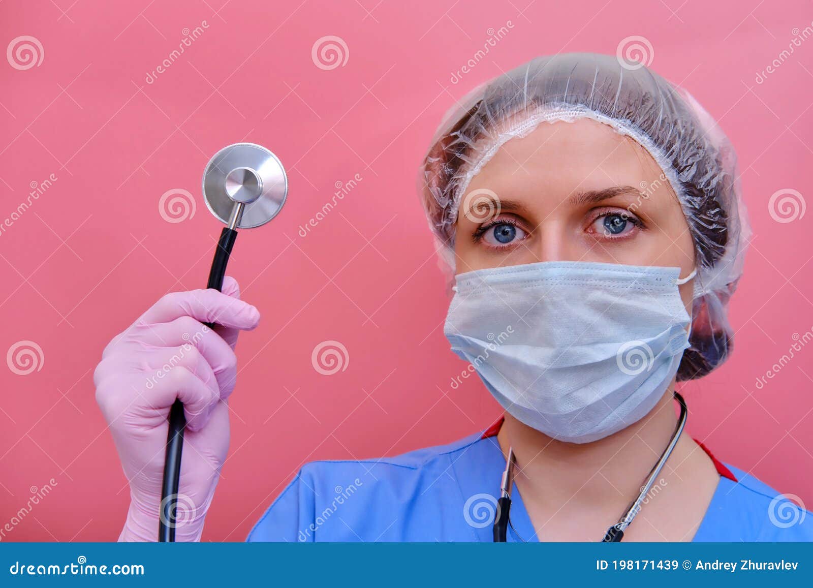 Portrait D'une Femme De Médecin Dans Un Bonnet Médical Avec Un