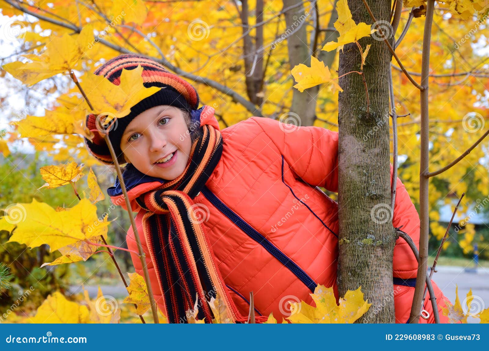 Portrait D une Fille Mignonne Dans Une Veste Orange Beret Et echarpe Dans Un Parc D automne. Fille Sourit Et Regarde La Camera Pen Image stock Image du beret vetement 229608983