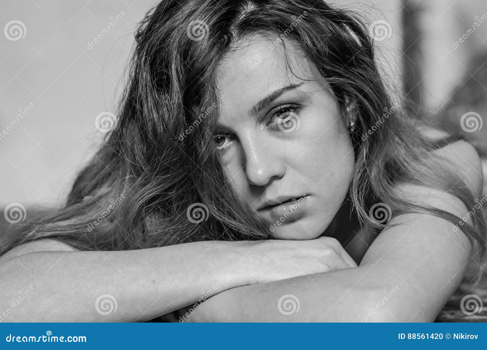 Portrait D Une Jeune Belle Fille Nue Avec De Longs Cheveux Photo Stock