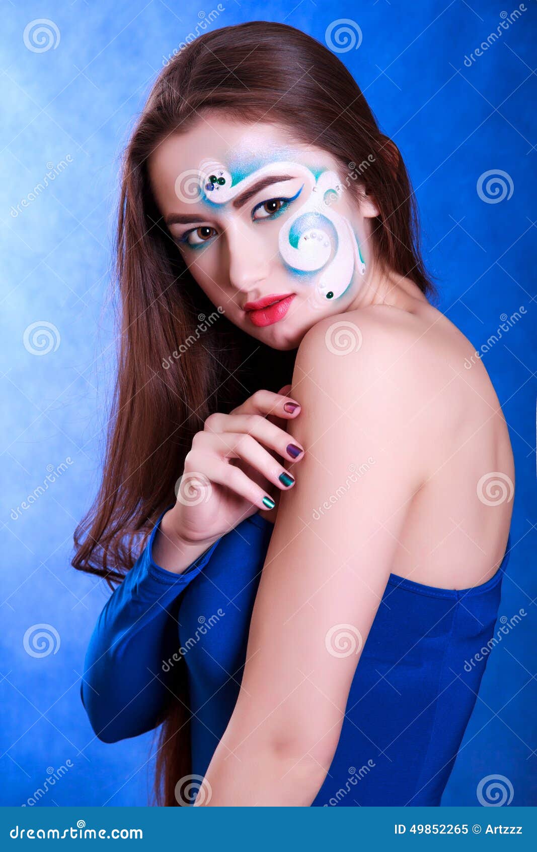 Portrait D Une Jeune Femme Attirante Avec Un Art Bleu De Visage Image