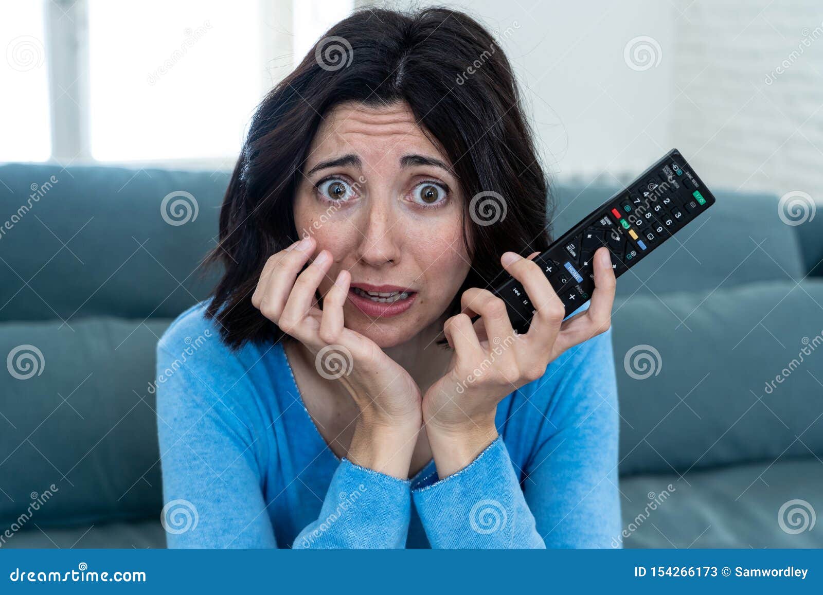 Portrait D Une Jeune Femme Ayant L Air Effrayee Et Choquee En Regardant Un Film D Horreur A La Television Image Stock Image Du Effrayant Crainte