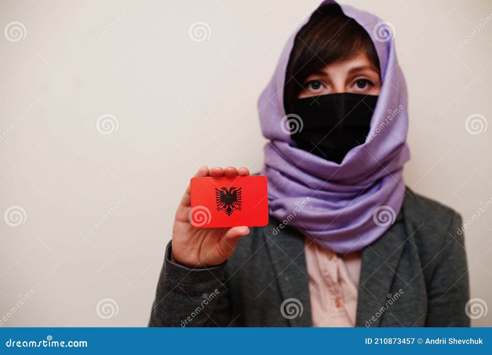 Portrait D'une Jeune Femme Musulmane Portant Un Masque De Protection Et Un  Foulard Hijab Portant La Carte Albanie Image stock - Image du république,  businesswoman: 210873457
