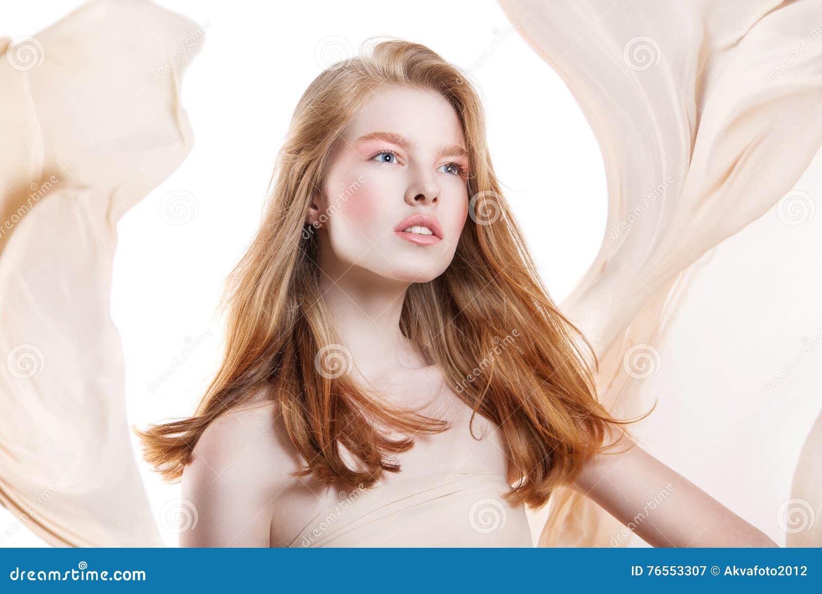 Portrait Dune Jeune Fille Rousse Sur Un Fond Blanc Image Stock Image Du Beauté Couleur 76553307 