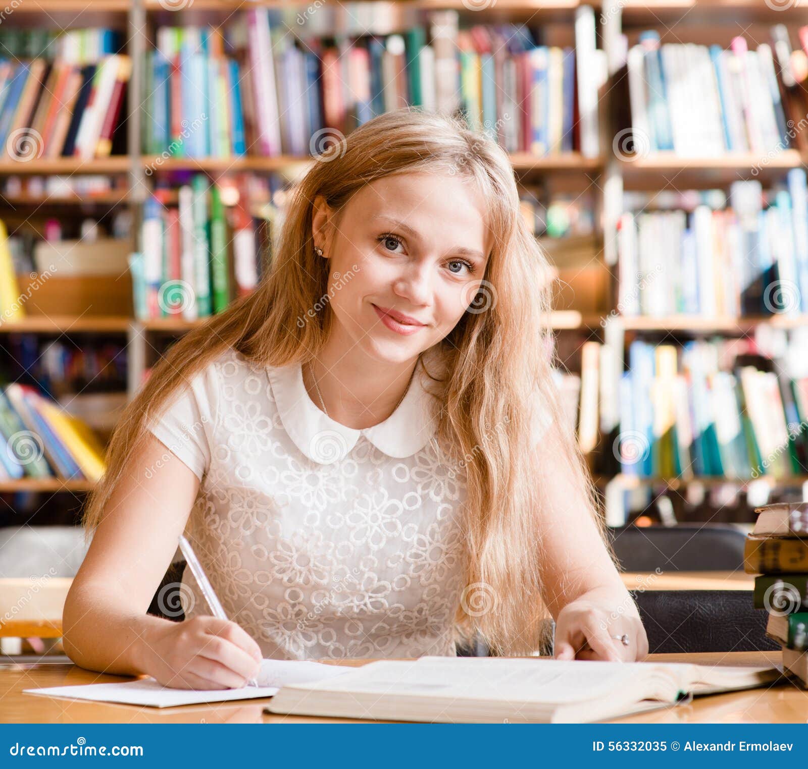 Portrait D Une Jolie Tudiante Tudiant Dans La Biblioth Que Avec Le