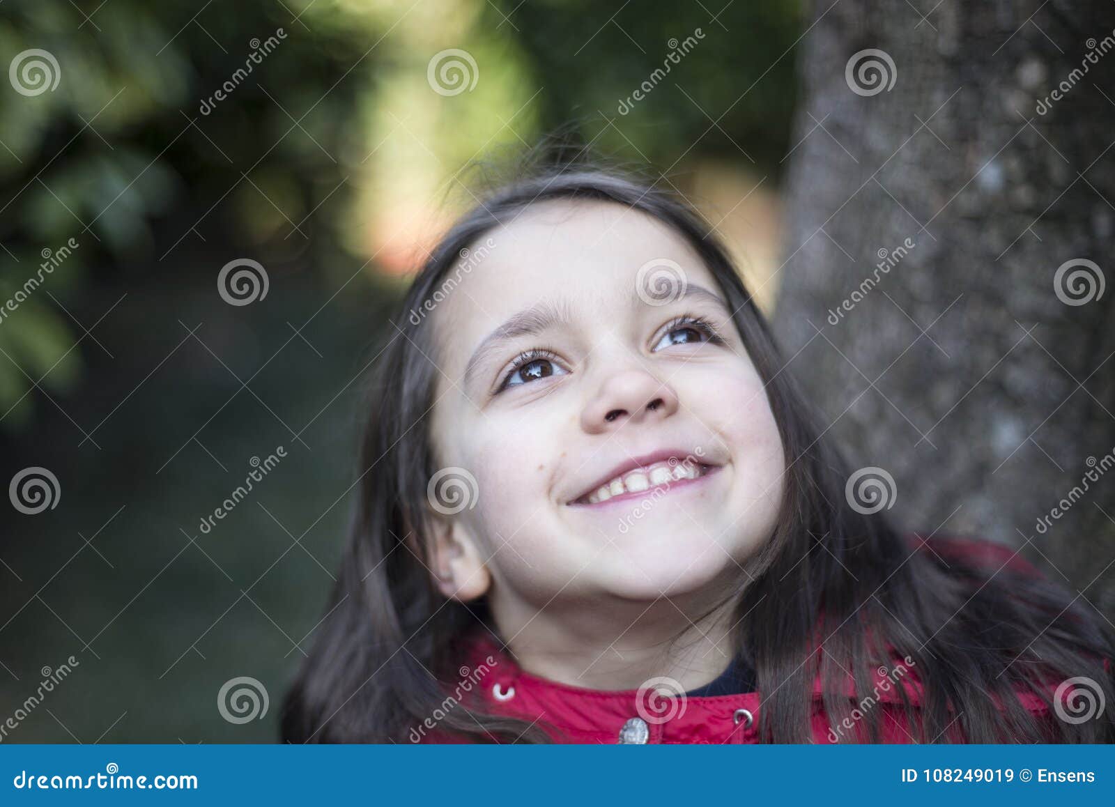 Portrait D'une Petite Fille De 7 Ans Sur L'extérieur Photo stock - Image du  verticale, occasionnel: 108249242