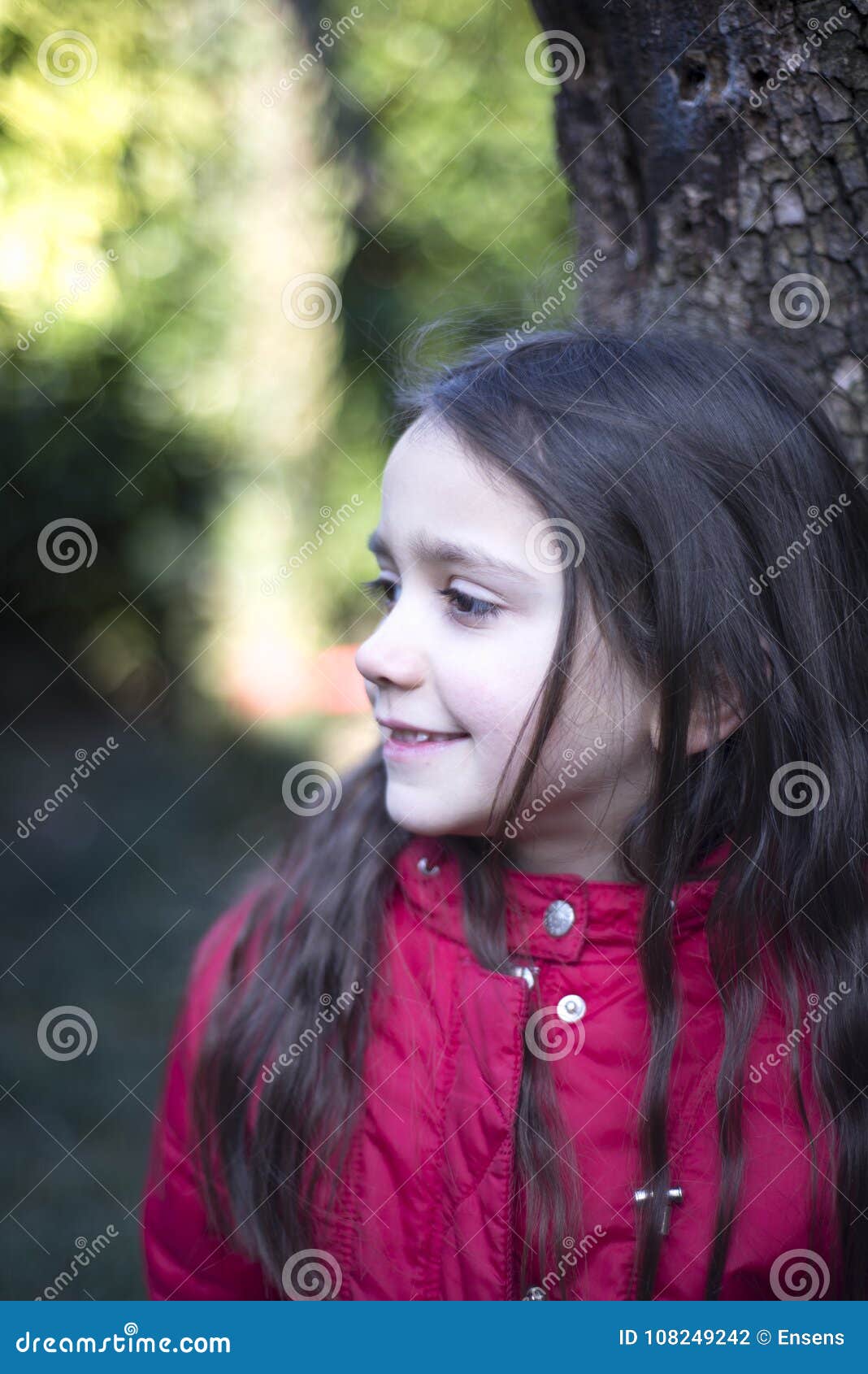 Portrait D'une Petite Fille De 7 Ans Sur L'extérieur Photo stock - Image du  verticale, occasionnel: 108249242