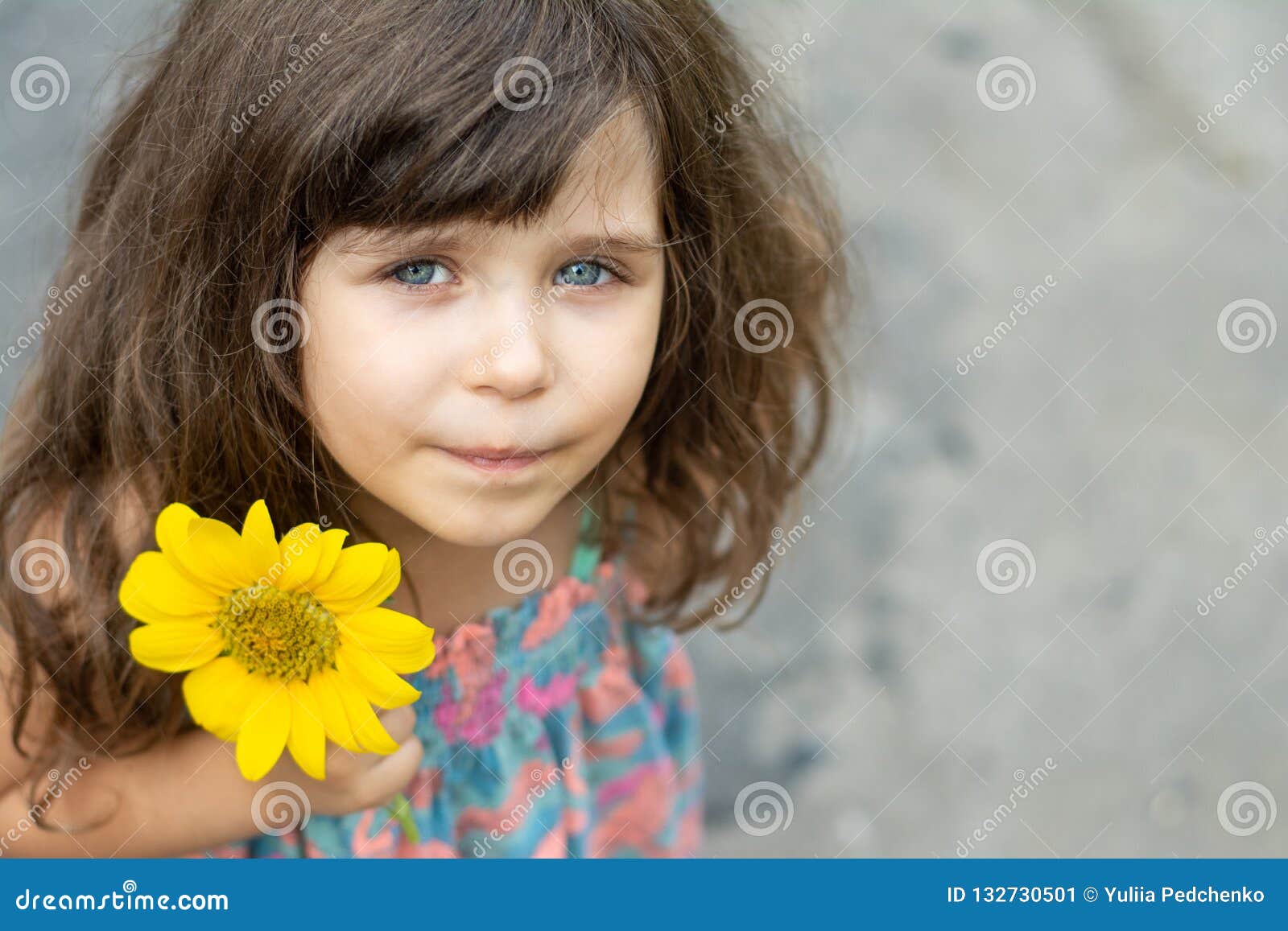 Portrait D Une Petite Fille De Belle Jeune Brune Cheveux Boucles Yeux Bleus Portant Une Robe D Ete Image Stock Image Du Fond Bonheur