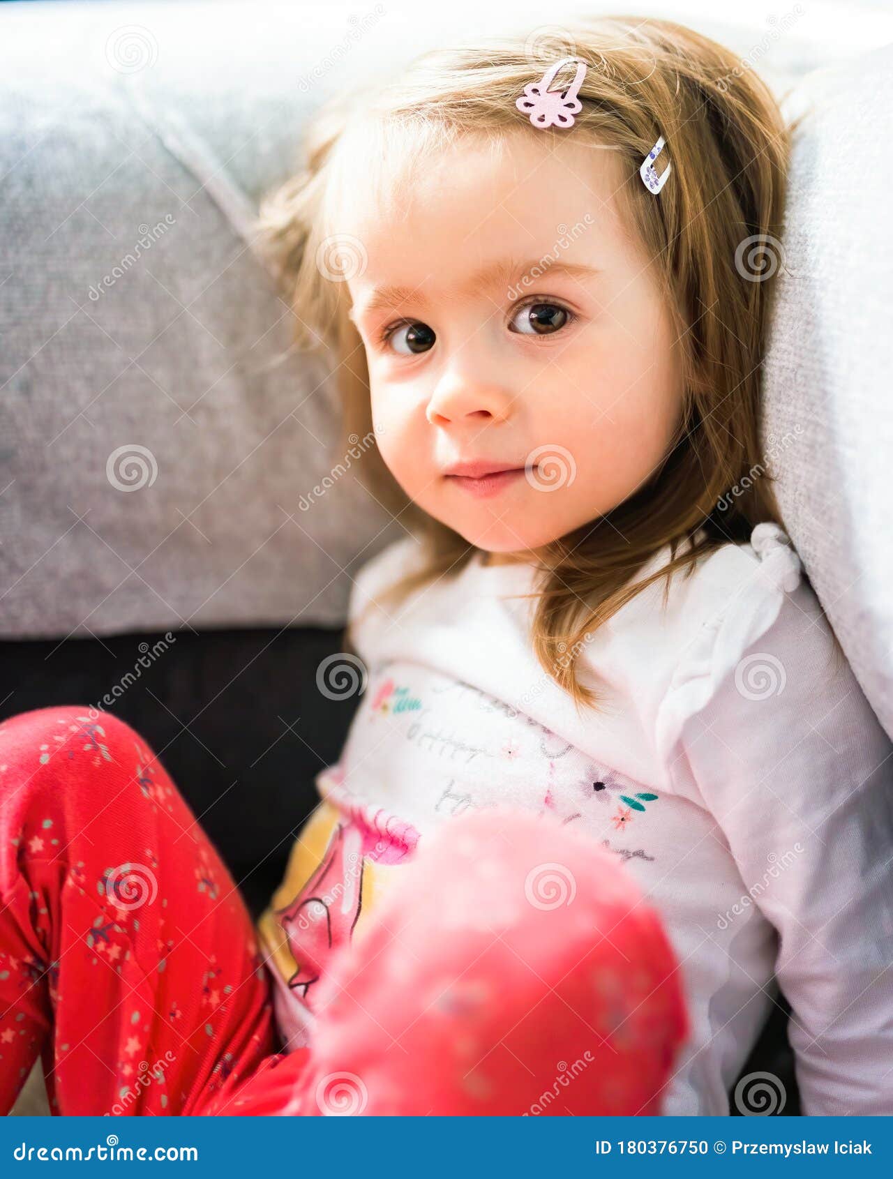 Portrait D'une Petite Fille Très Douce Avec De Grands Yeux Fille De 2 Ans.  Concept De Développement Du Bébé Photo stock - Image du soin, chéri:  180376750