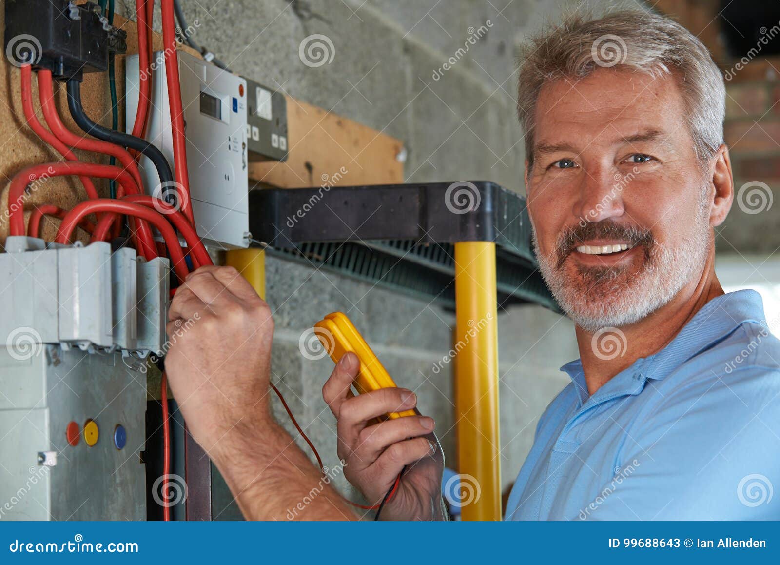Portrait D'électricien Standing Next To Fuseboard Image stock Image