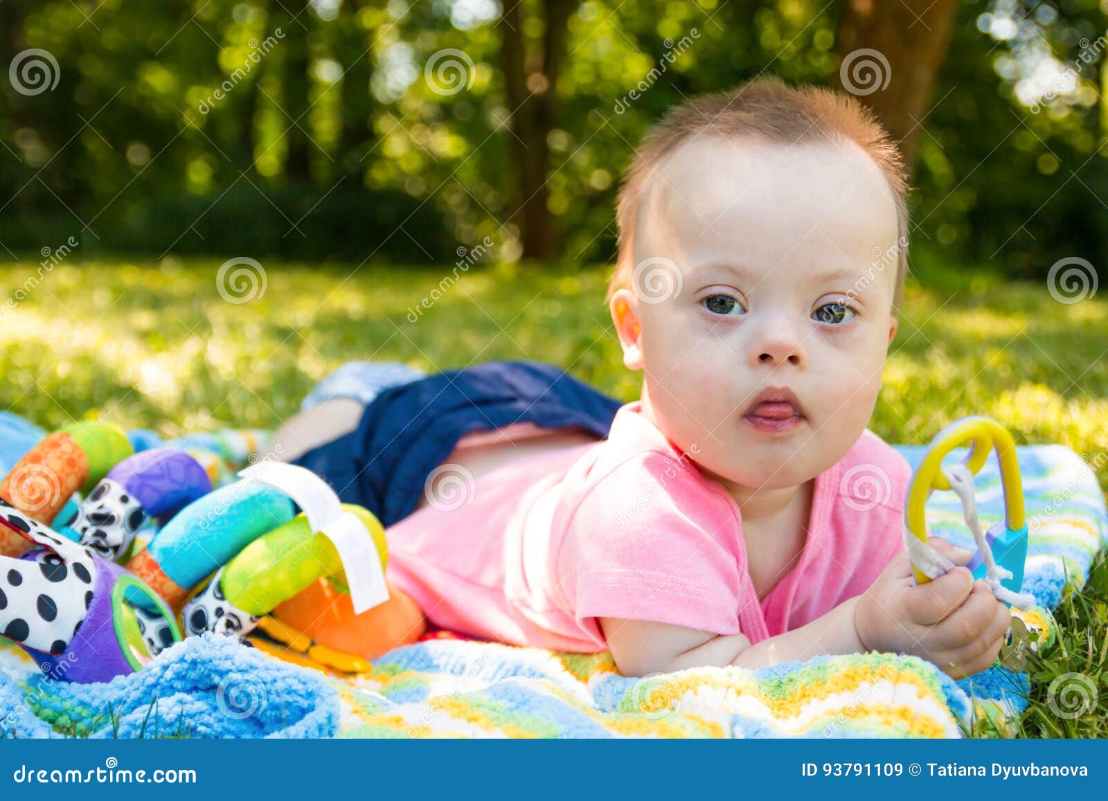 Portrait De Bebe Garcon Mignon Avec La Trisomie 21 Se Trouvant Sur La Couverture Dans Le Jour D Ete Sur La Nature Image Stock Image Du Verticale Down