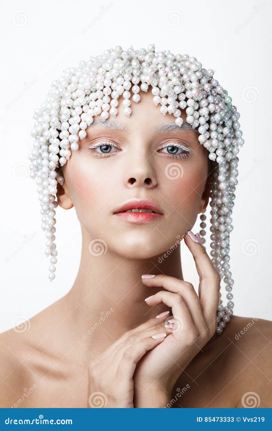 Portrait De Beauté Des Femmes Avec La Couronne De Perle Maquillage Blanc Et  Froid Image stock - Image du fond, mode: 85473333