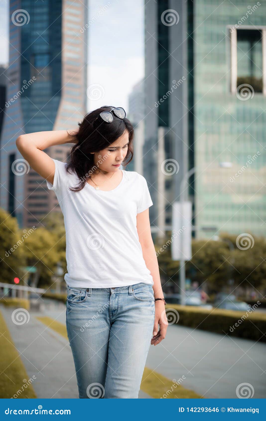 Portrait De Belle Femme Asiatique Dans Le T-shirt Et Des Jeans Blancs Sur  La Rue Urbaine De La Ville De Singapour Beauté Et Conce Photo stock - Image  du lifestyle, gens: 142293646