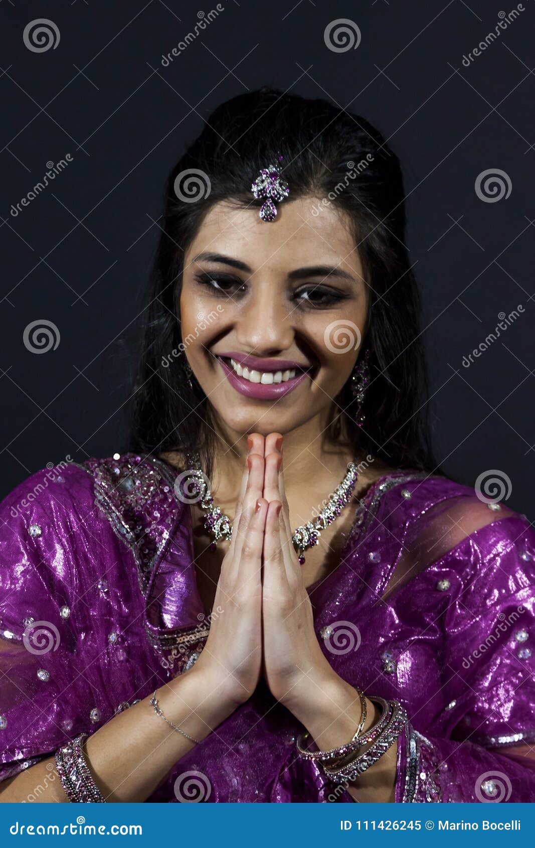 Portrait De Belle Fille Indienne De Sourire Image Stock Image Du Danse Indien 111426245