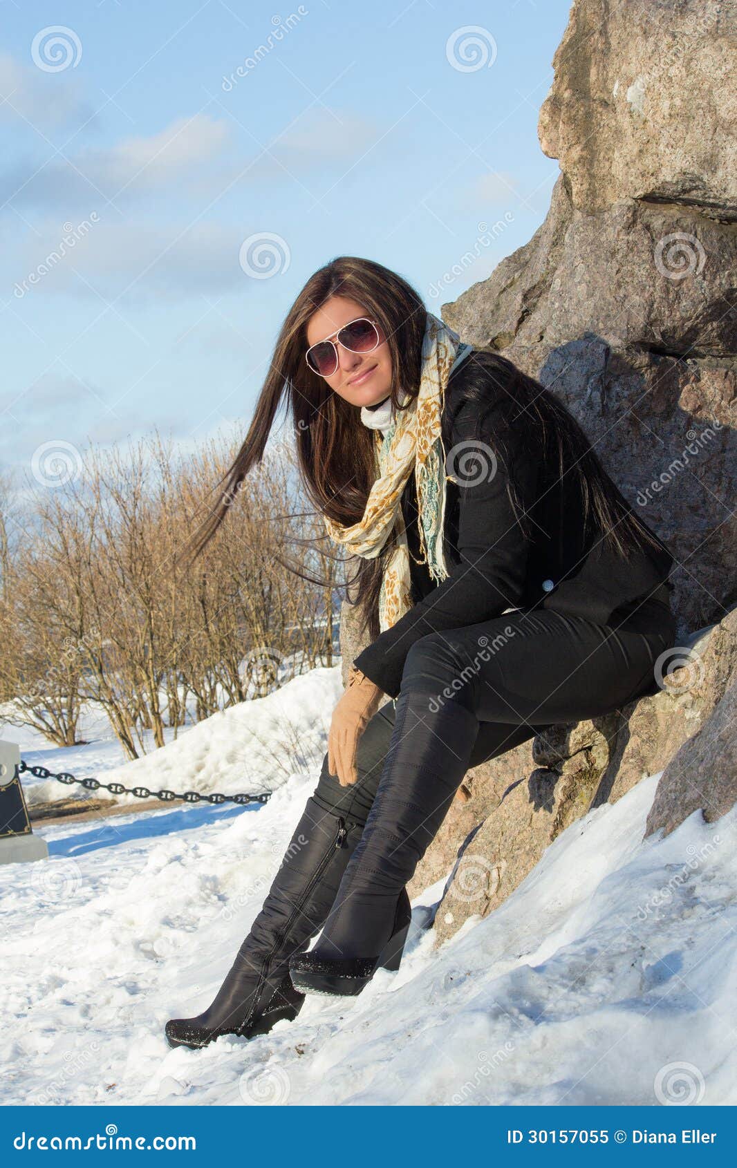 Portrait De Jeune Brune Avec Des Lunettes De Soleil En Parc Image stock -  Image du modèle, froid: 30157055