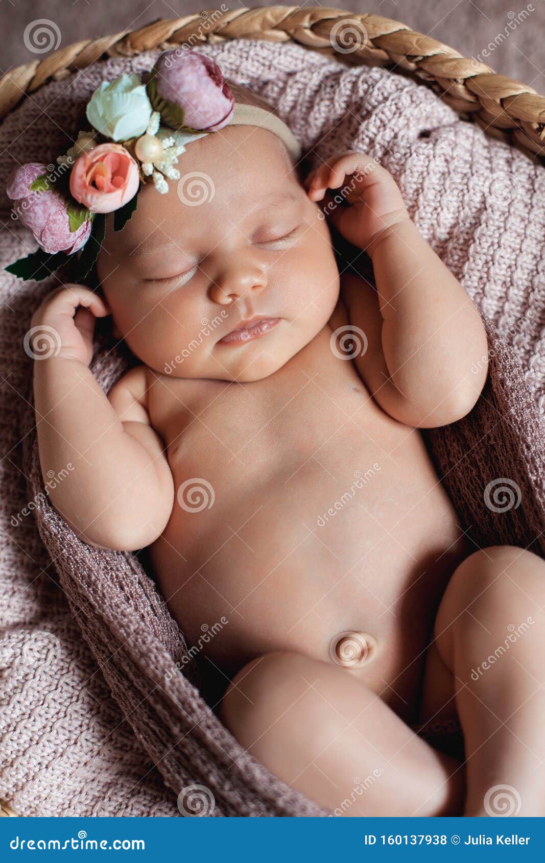 Portrait De Cloture D Un Bebe De 10 Jours Qui Dort Dans Un Panier Photo Stock Image Du Beau Nourrisson