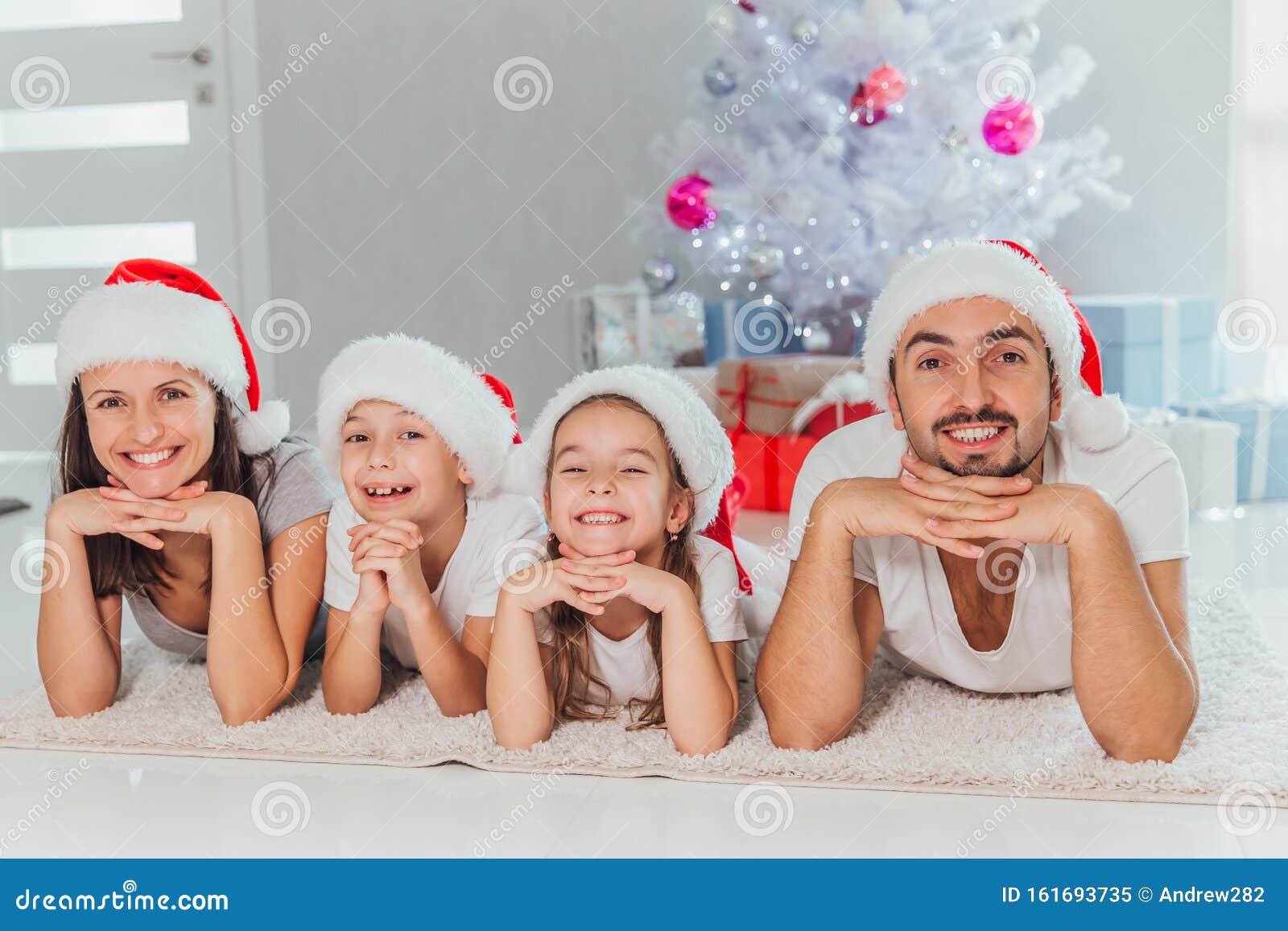 Portrait De Clôture D'une Grande Famille Heureuse Avec Le Père Noël Couché  Près Du Sapin De Noël, De La Fête De Noël, De La Joie Image stock - Image  du beau, femelle