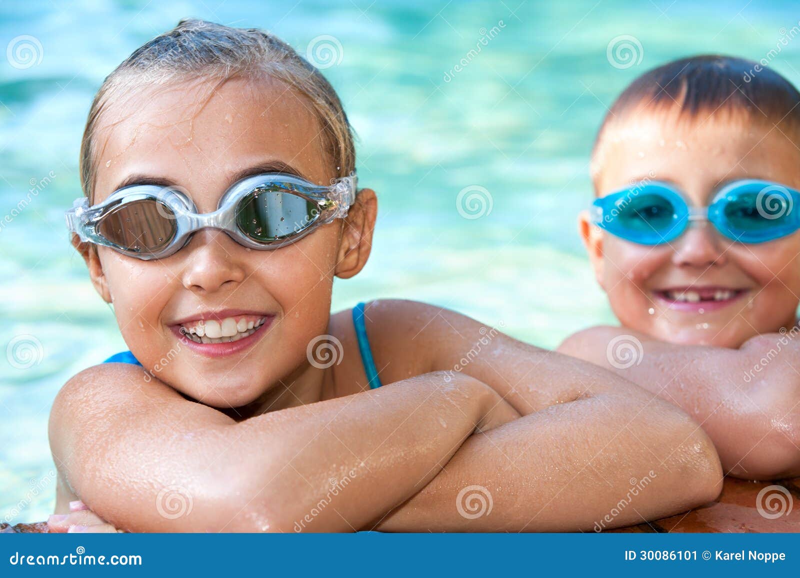 Enfants Dans La Piscine Avec Des Lunettes. Image stock - Image du lunettes,  bain: 30086101