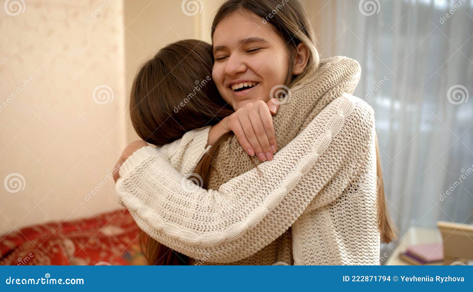 Portrait De Deux Filles Qui Rient En S Embrassant Et S Embrassant Photo Stock Image Du